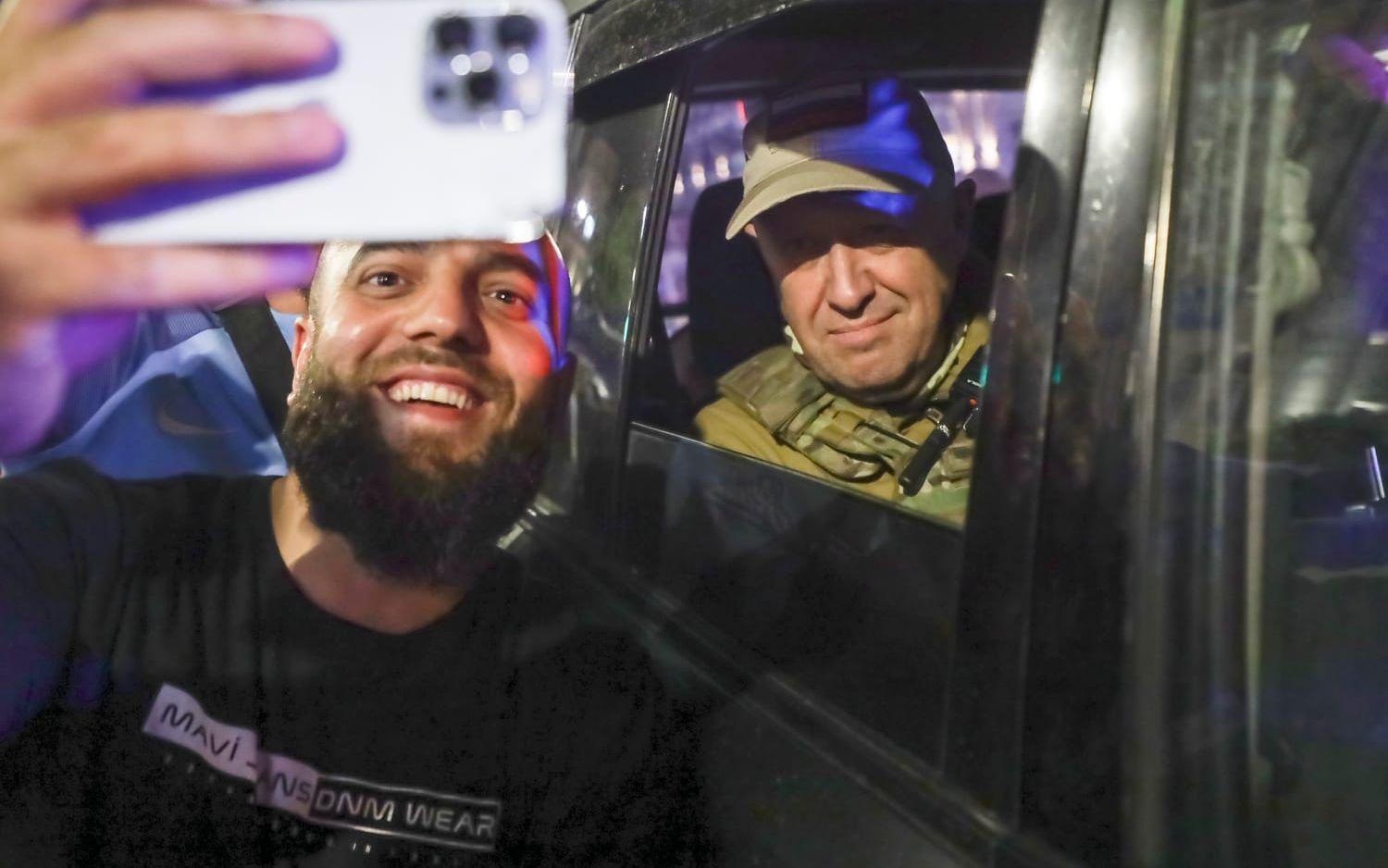En boende i Rostov-vid-Don knäpper en selfie med Jevgenij Prigozjin i samband med Wagnerstyrkornas uttåg ur den tidigare belägrade staden.