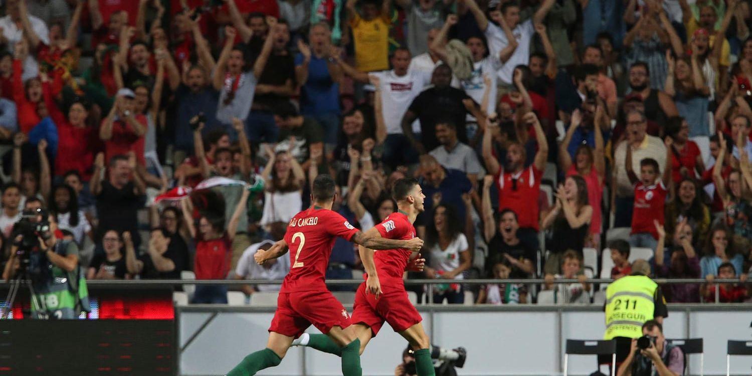André Silva, till höger, firar sitt segermål i Nations League-matchen mot Italien.