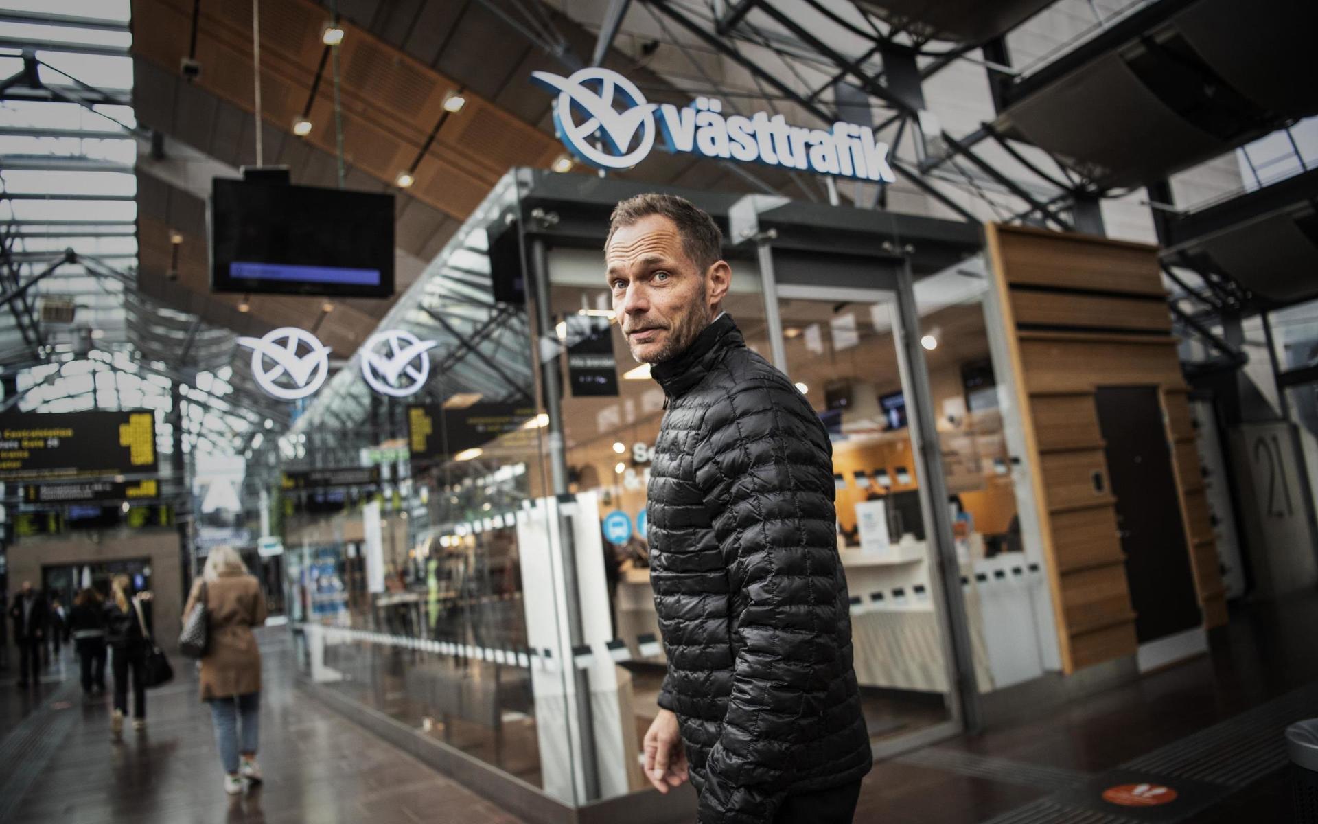 Västtrafik delar bland annat ut munskydd i butiken i Nils Ericsonsterminalen. På bilden: Lars Backström, vd Västtrafik. Arkivbild.