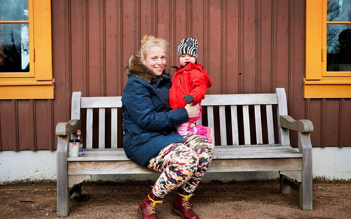Linda Westerberg, 43 år, med dottern Maja, 1,5 år, Göteborg. Maja vill inte äta den mat jag lagar, så hon har ätit en hel del burkmat. Det man tänker på en del är ju hur nyttigt det egentligen är. Jag tänker att det är en hel del vatten i också, det ser man när man värmer det några gånger, då blir det alldeles geggigt.
