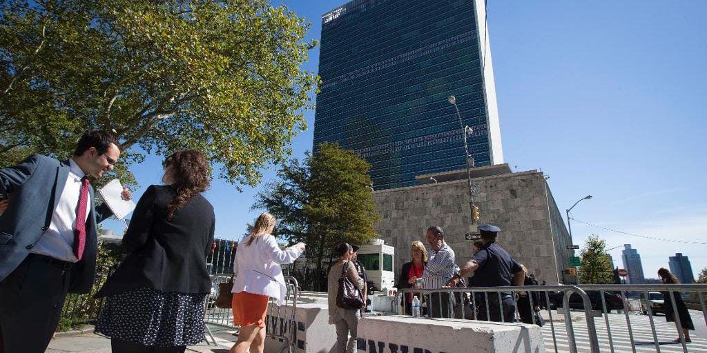 Polisen kontrollerar fotgängare utanför FN-skrapan i New York inför mötet.