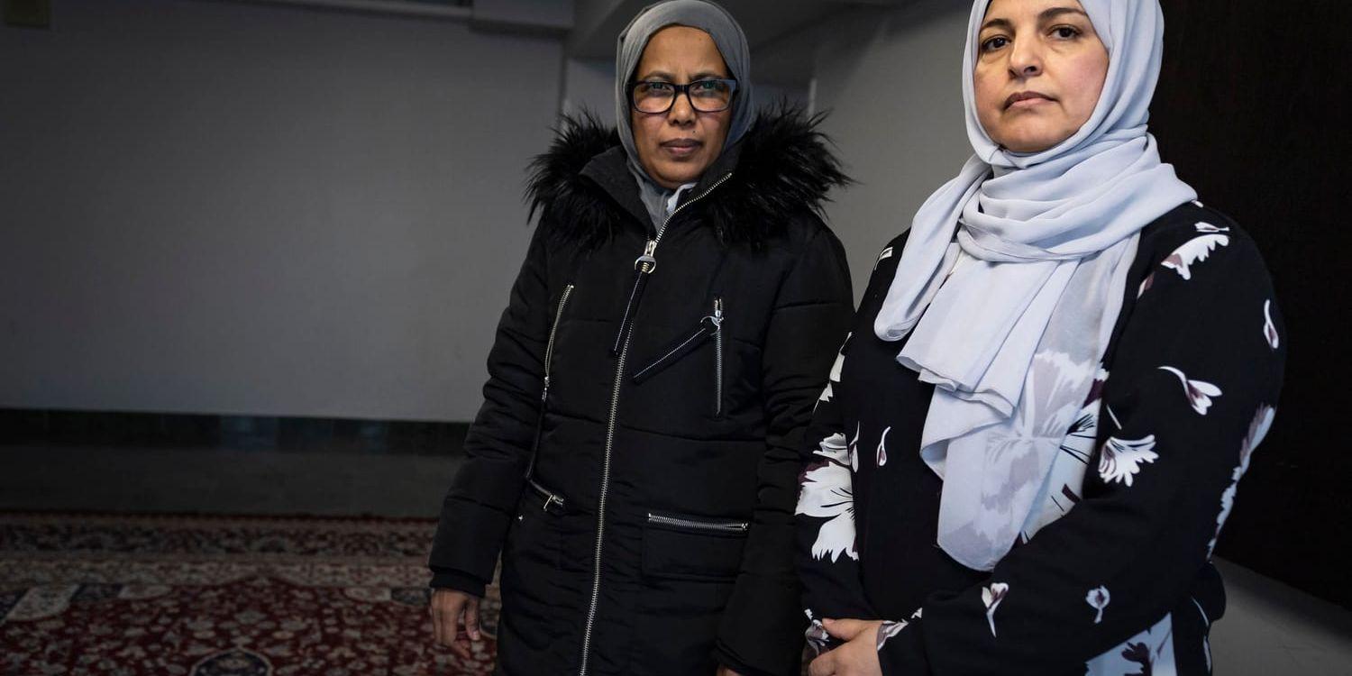 Zebeba Busyre (tv) och Khadija Smaomn efter fredagsbönen i Stockholms moské. Båda är skakade efter terrorattacken mot två moskéer i Nya Zeeland.