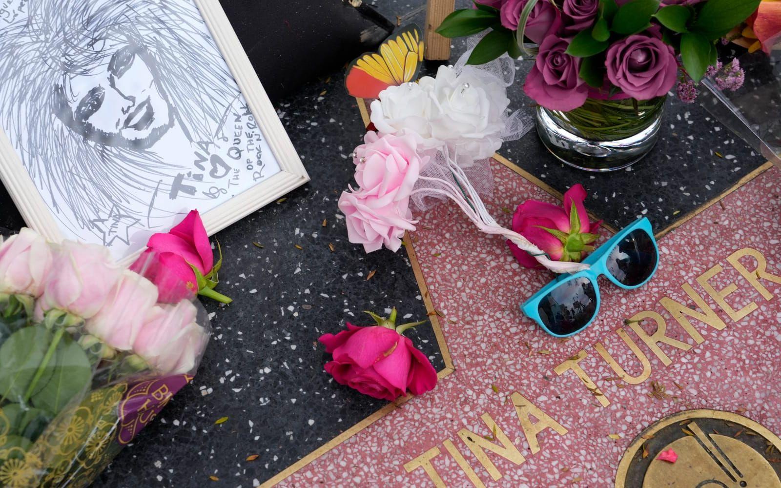 Fans har vallfärdat till Hollywoods Walk of Fame för att hedra rockdrottningen. 