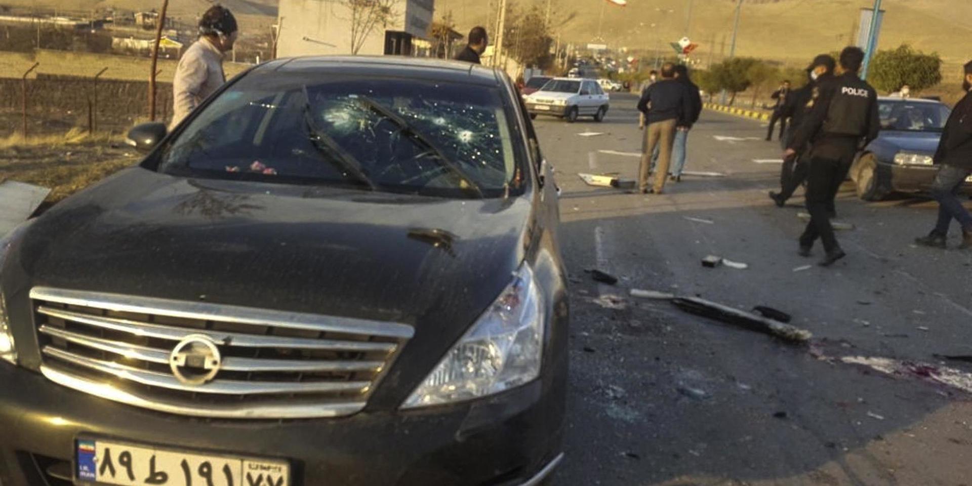 En bil med skotthål i vindrutan på den plats där den iranske kärnfysikern Mohsen Fakhrizadeh mördades. Arkivbild.