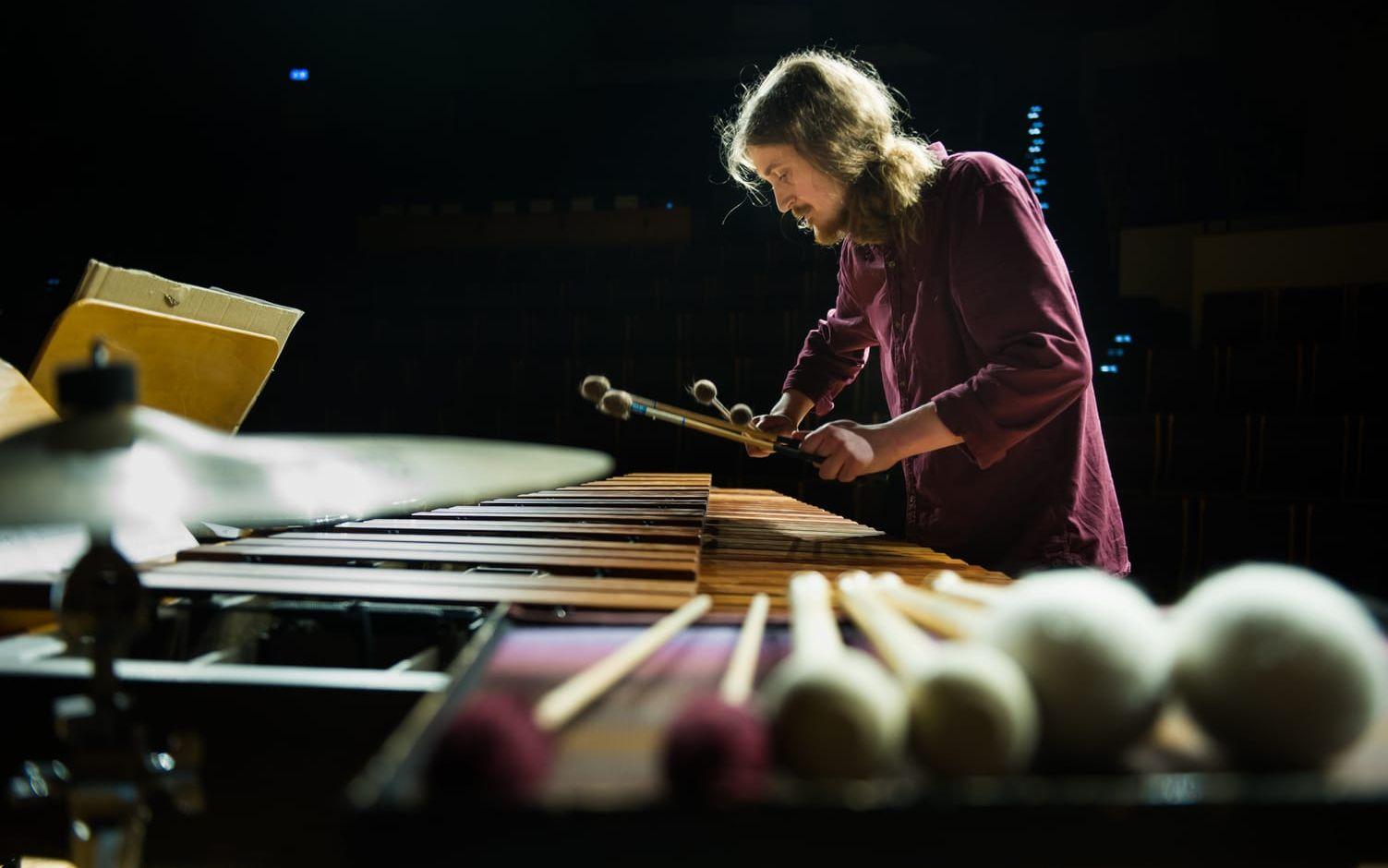 Slagverkaren Rasmus Jönsson Hansson från Strömstad är en av tre finalister som kan få Blåsmusikpriset 2023. Pressbild.