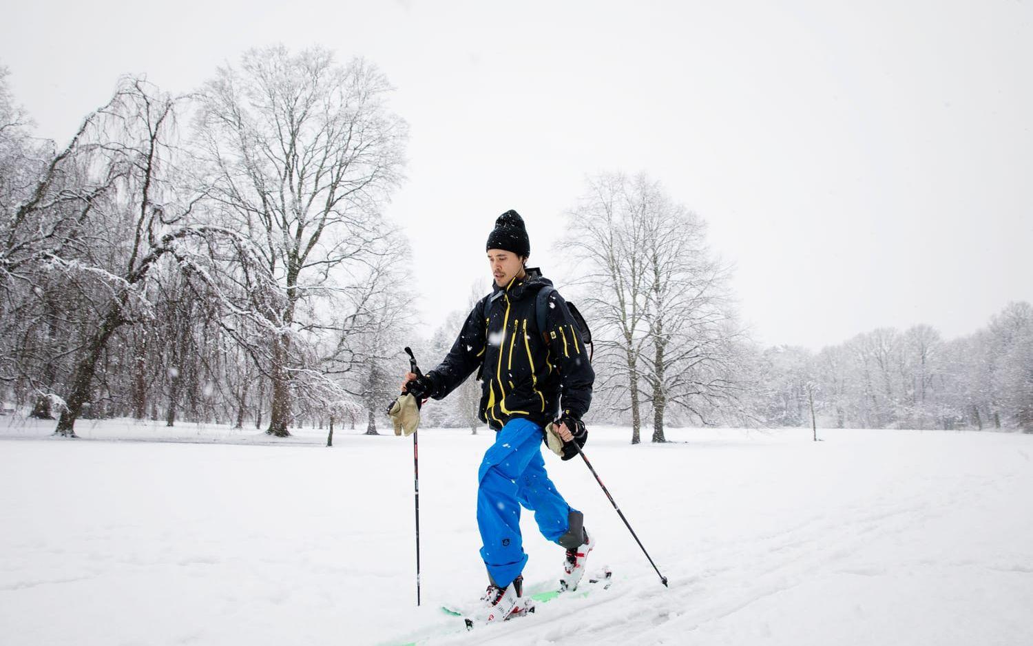 Jesper Petersén passar på att ta fram sina skidor så fort snön har lagt sig i Slottsskogen. 