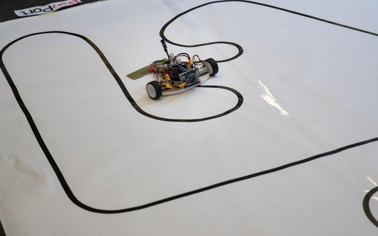 I linjefölje ska roboten åka så snabbt som möjligt efter en bana utan att köra av linjen. Bild: Anders Ylander