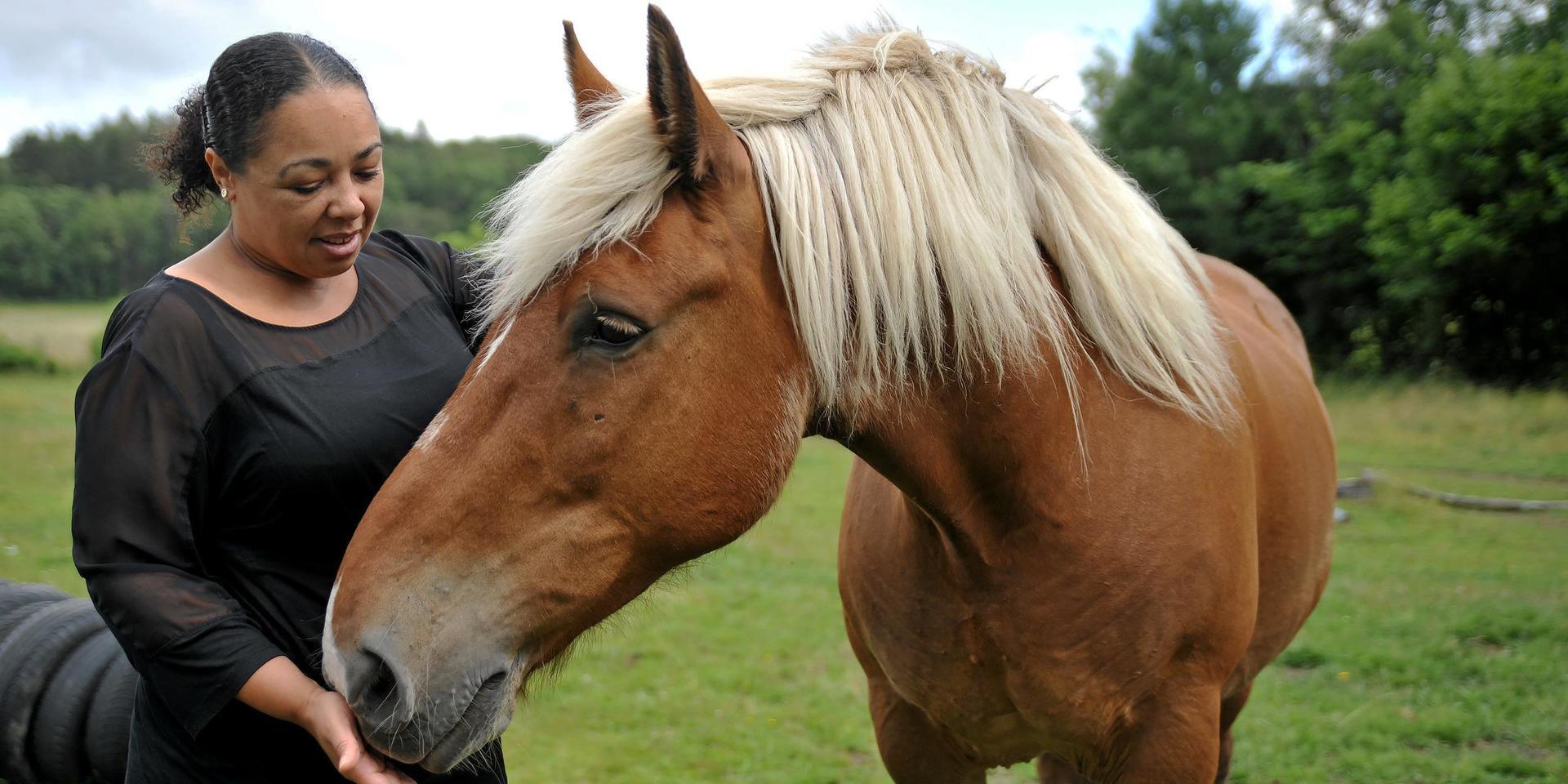 Efter att Ann-Charlotte Addo drabbats av utmattningssyndrom var det först när hästarna kom in i rehabiliteringen som hon började hitta tillbaka till friskhet och glädje. ”Genom ridningen fick jag fokusera på annat än att jag var sjuk”, säger hon.