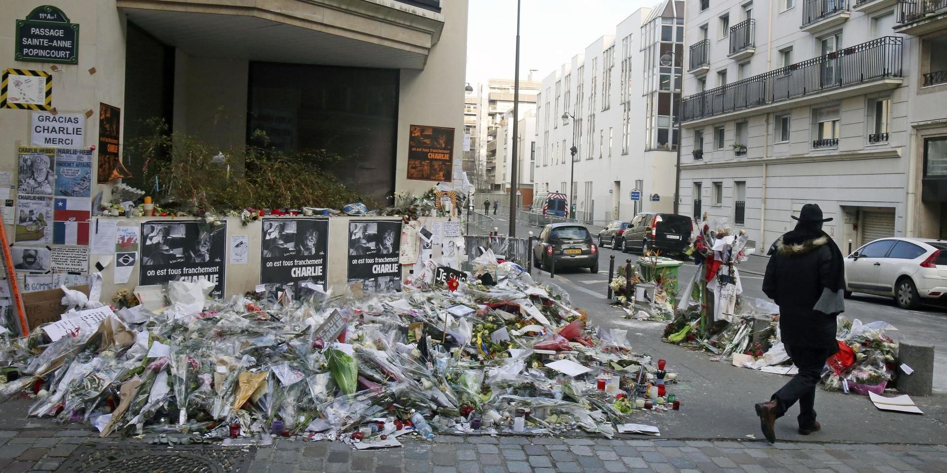 Blommor utanför tidningen Charlie Hebdos redaktion i Paris månaden efter dådet. Arkivbild.
