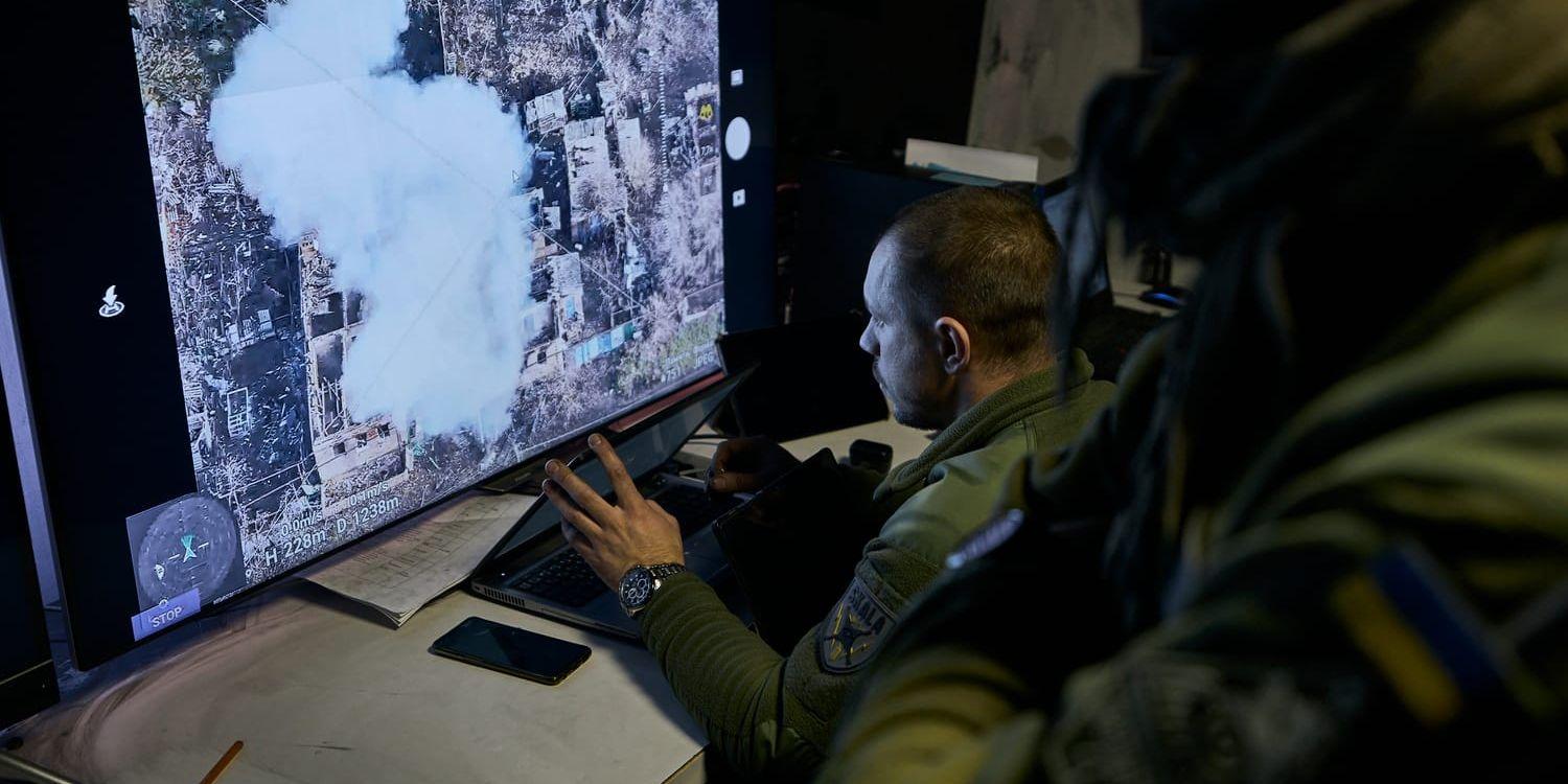 Ukrainska soldater följer en drönarsändning i en underjordisk ledningsstation i Bachmut. Nu vill Starlinktillverkaren Space-x stoppa Ukraina från att använda internettjänsten till att styra drönare.
