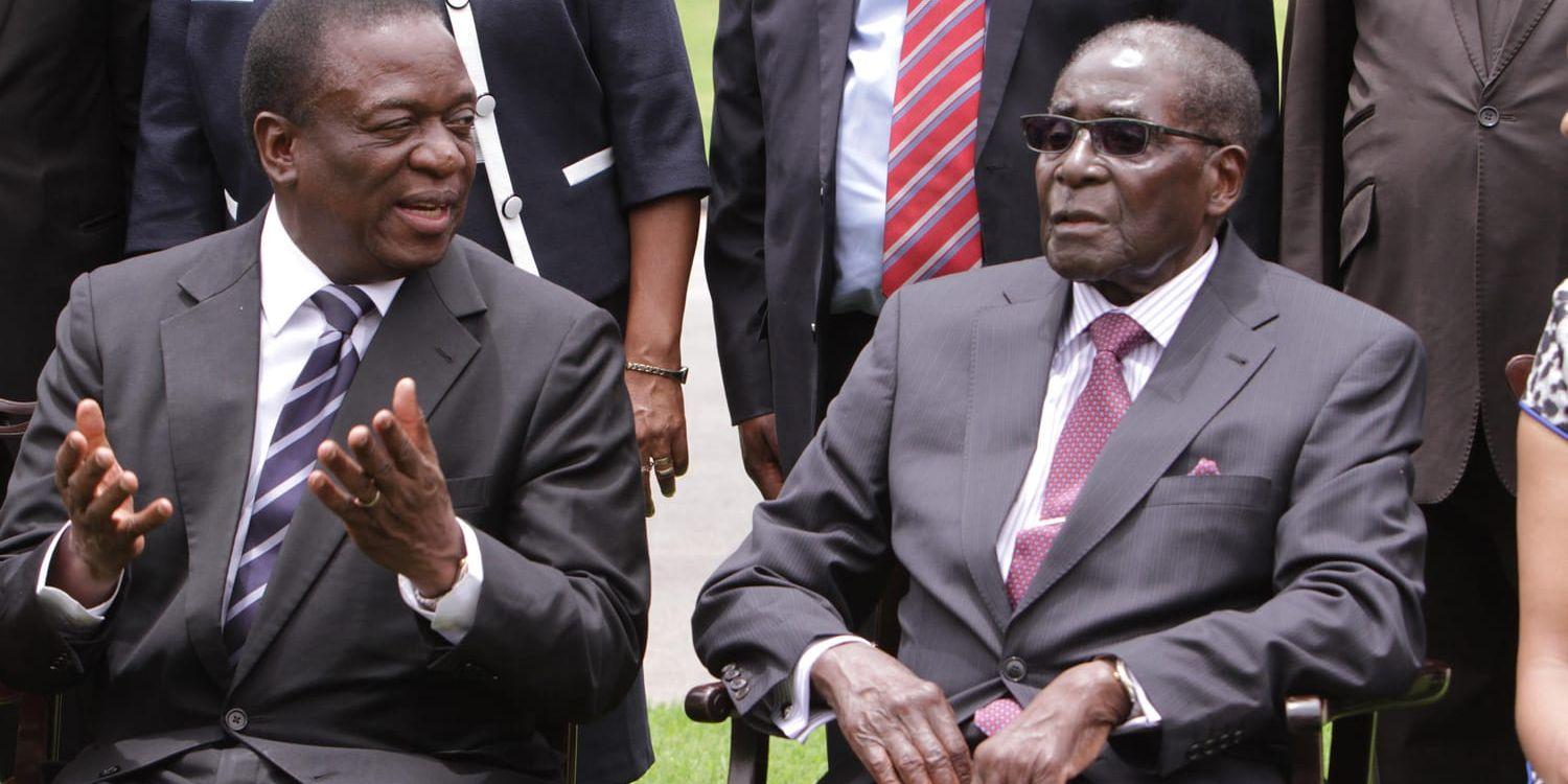 Avgående vicepresidenten Emmerson Mnangagwa (till vänster) och Zimbabwes president Robert Mugabe. Arkivbild.