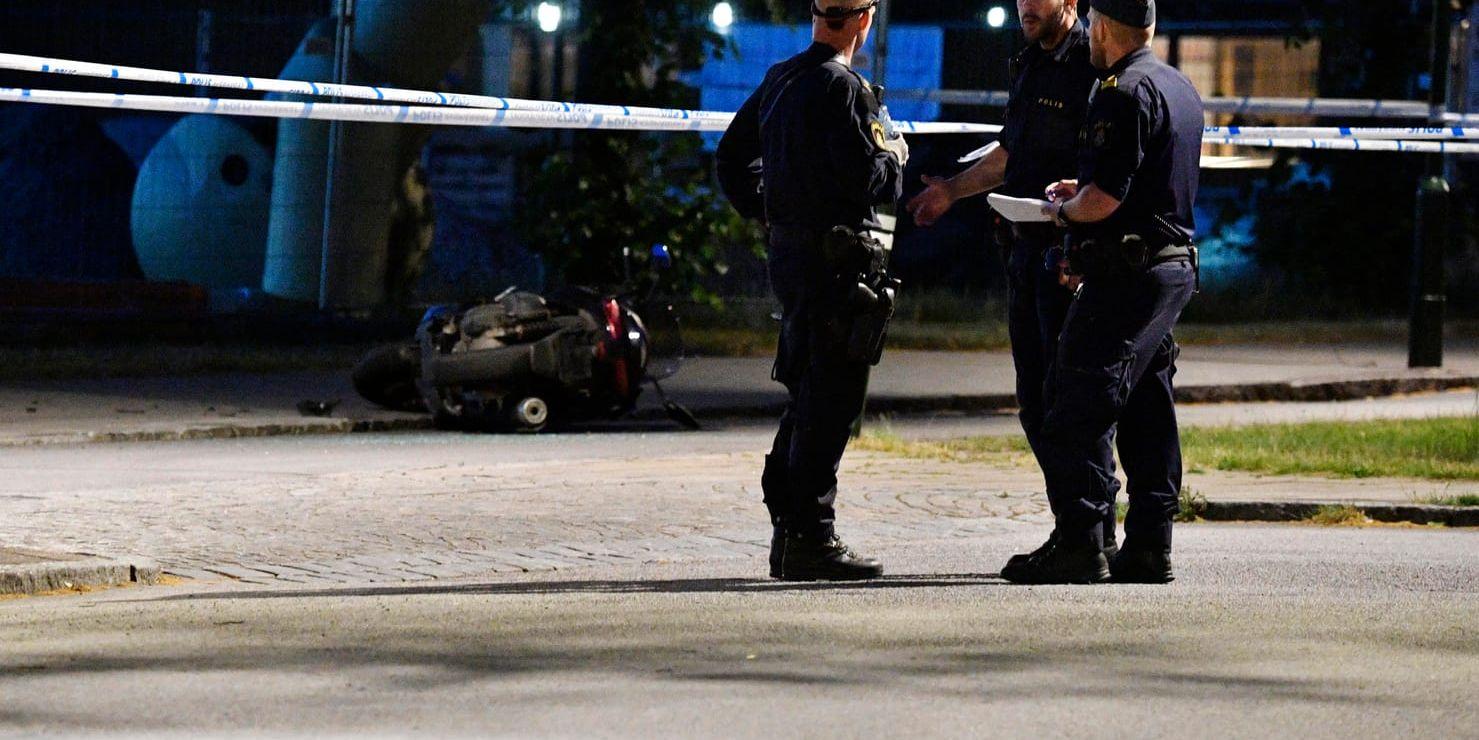 Fyra dödsskjutningar har inträffat i Malmö på knappt en månad. Poliser vid Lindängsplan i Malmö efter en skottlossning med dödlig utgång den 20 juni. Arkivbild.