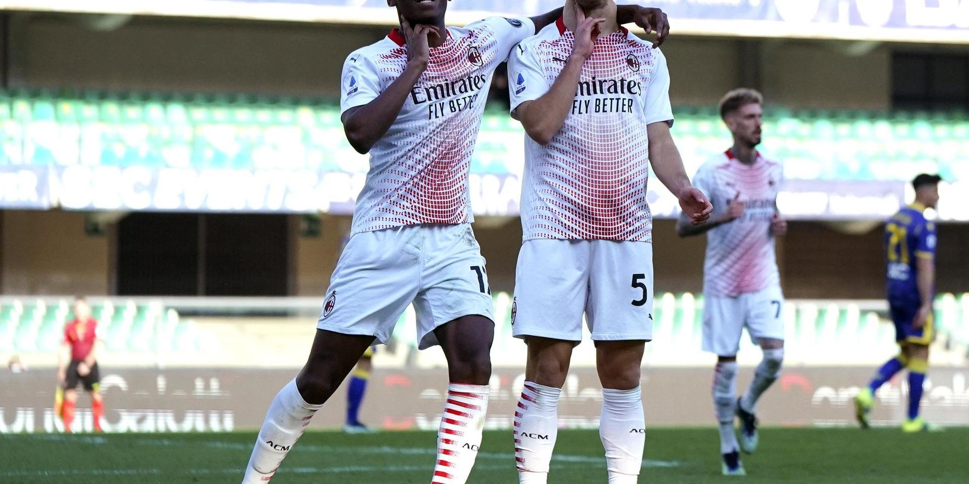 Milans Jose Diogo Dalot, till höger, firar tillsammans med lagkompisen Rafael Leao i 2–0-segern över Hellas Verona.
