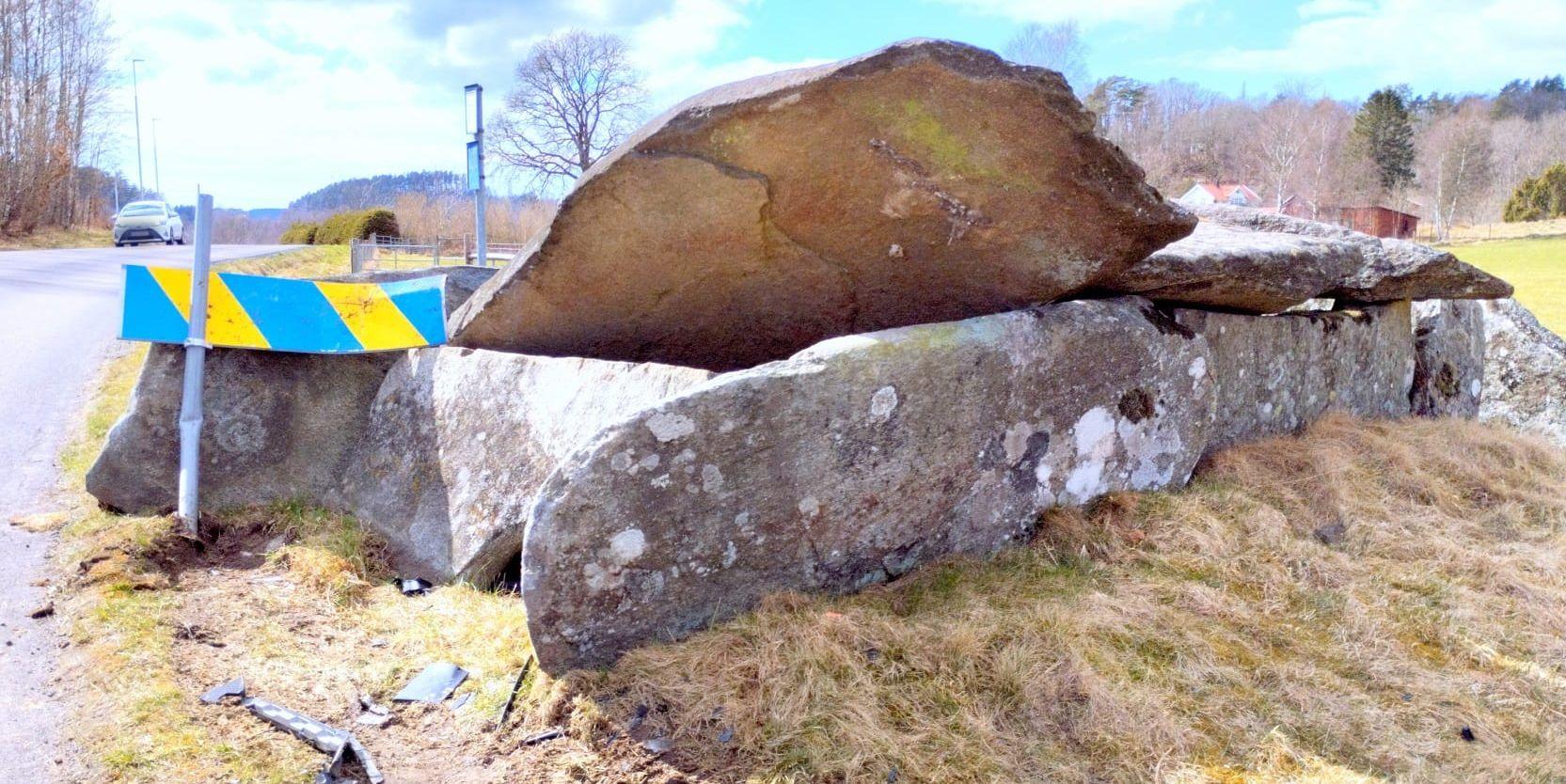 En fornlämning som blivit skadad efter en trafikolycka. 