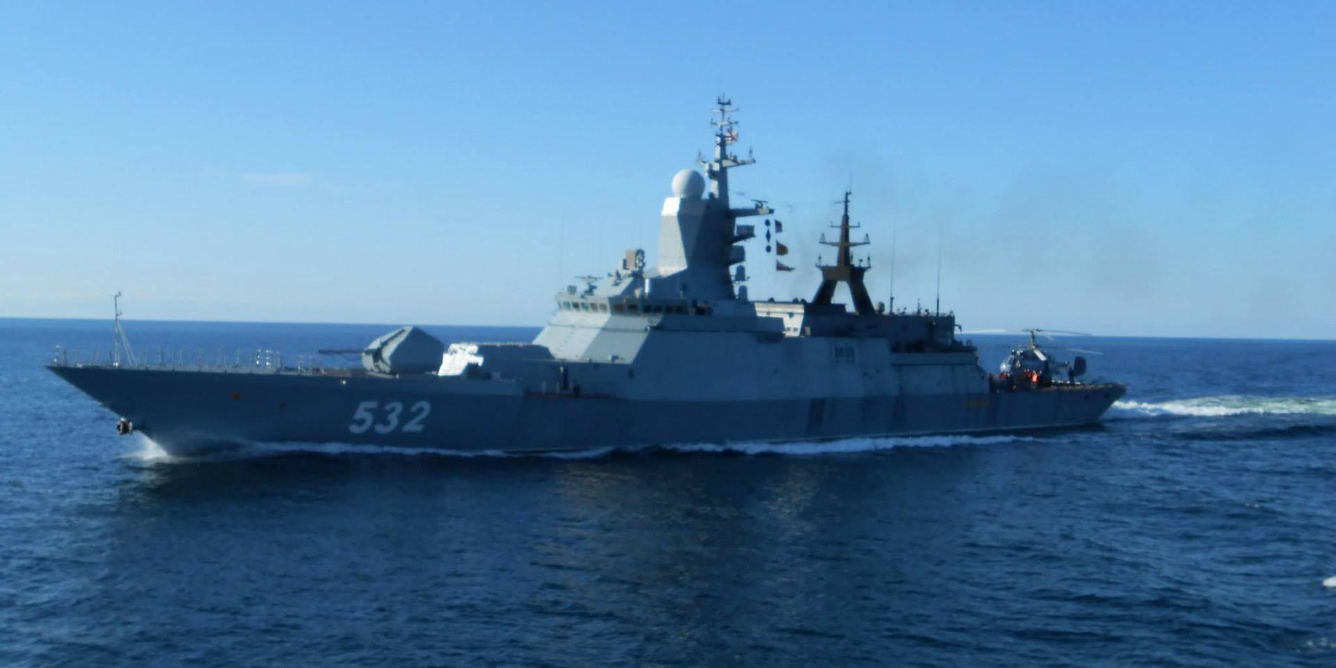 Den ryska korvetten Boiky fotograferad från finska forskningsfartyget Arandas däck när sistnämnda hindrades från att nå internationella vatten öster om Gotland i september 2014. Två ryska korvetter har kränkt svenskt vatten utanför Vinga.