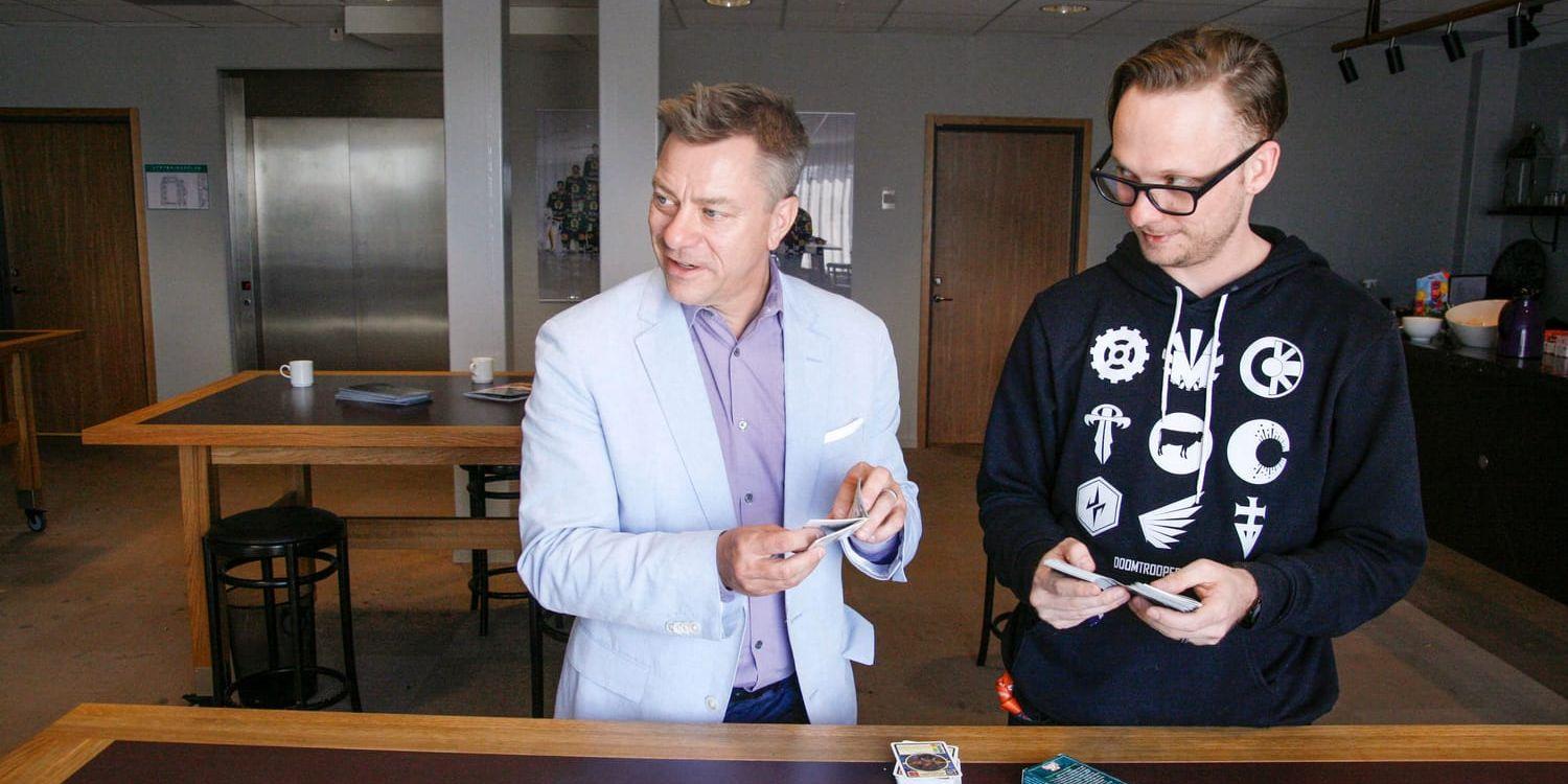 Justin Reynard (till höger) jobbar just nu med att utveckla en digital version av samlarkortsspelet "Doomtrooper" som ursprungligen gavs ut av svenska Target Games på 1990-talet där Fredrik Malmberg (till vänster) var en av grundarna.