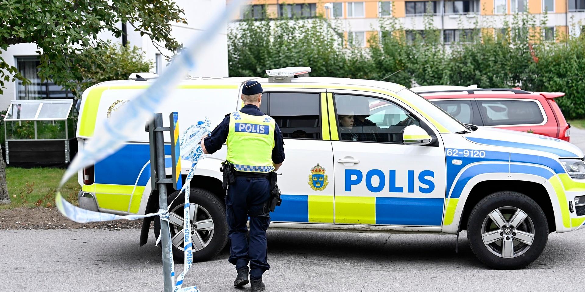 Polis på plats efter dödsskjutningen i Växjö i lördags.