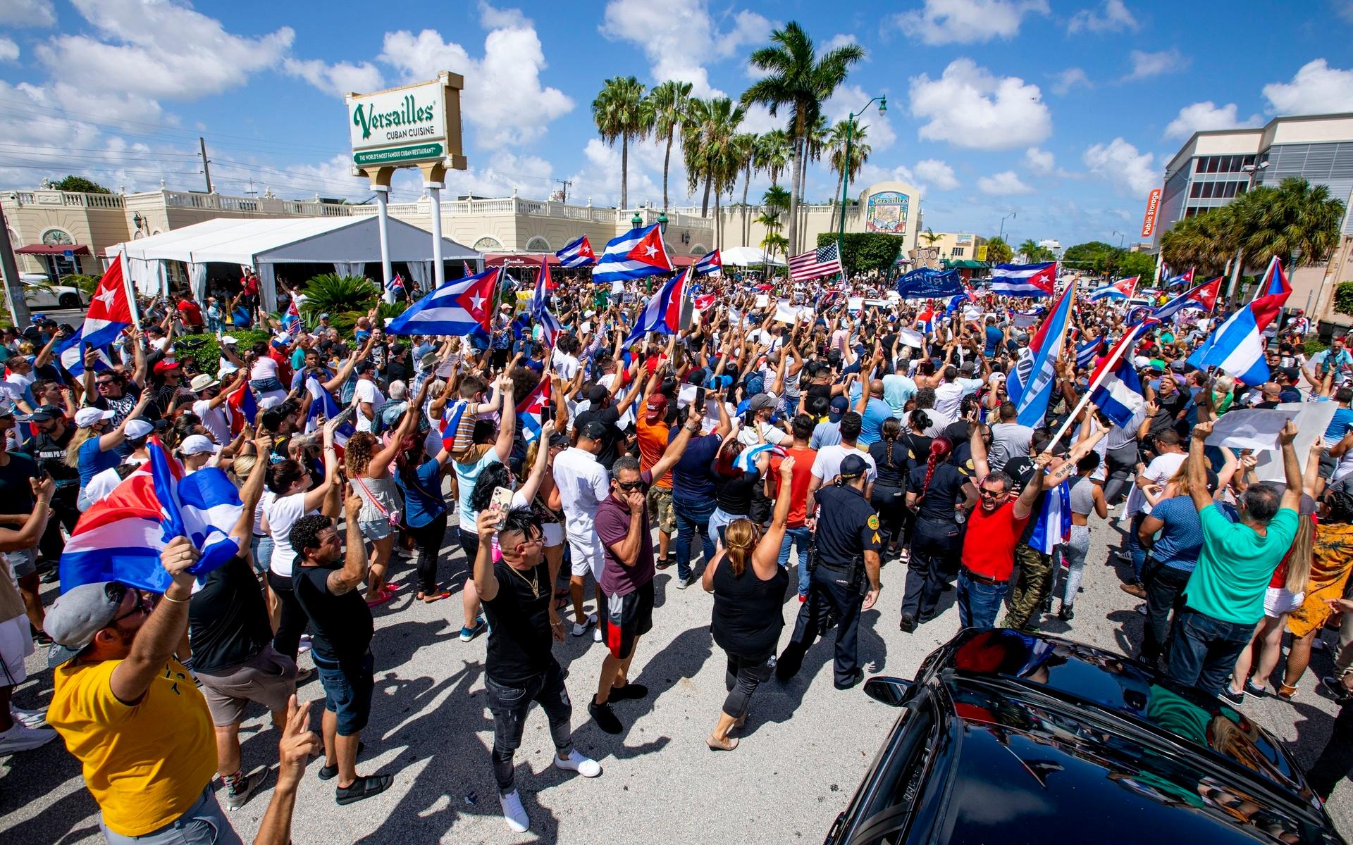 Exilkubaner i Miami i USA visar sitt stöd för de regimkritiska protesterna som hålls i Kuba.