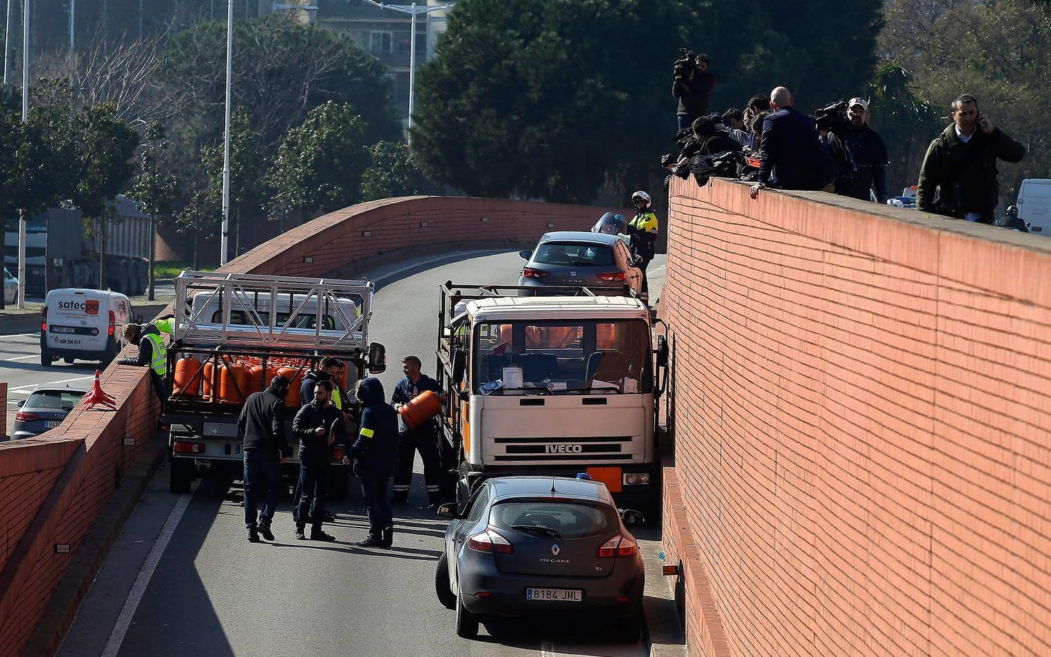 Lastbilen, lastad med butangas, körde mot trafikens riktning på en stor led i centrala Barcelona. Jakten slutade inte förrän polisen öppnade eld. FOTO: AP Photo/Manu Fernandez