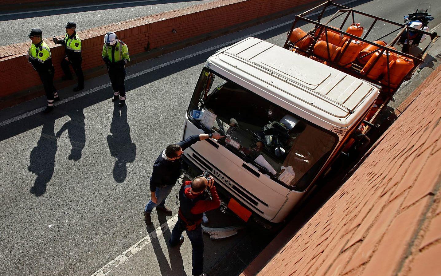 Lastbilen, lastad med butangas, körde mot trafikens riktning på en stor led i centrala Barcelona. Jakten slutade inte förrän polisen öppnade eld. FOTO: AP Photo/Manu Fernandez