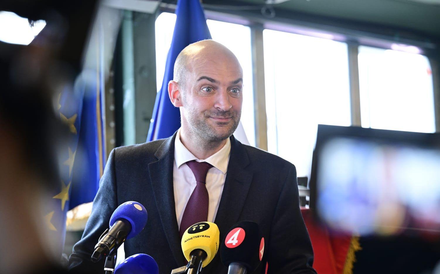 Frankrikes utrikesminister Jean-Noël Barrot vid en pressträff på det franska hangarfartyget Charles De Gaulle.