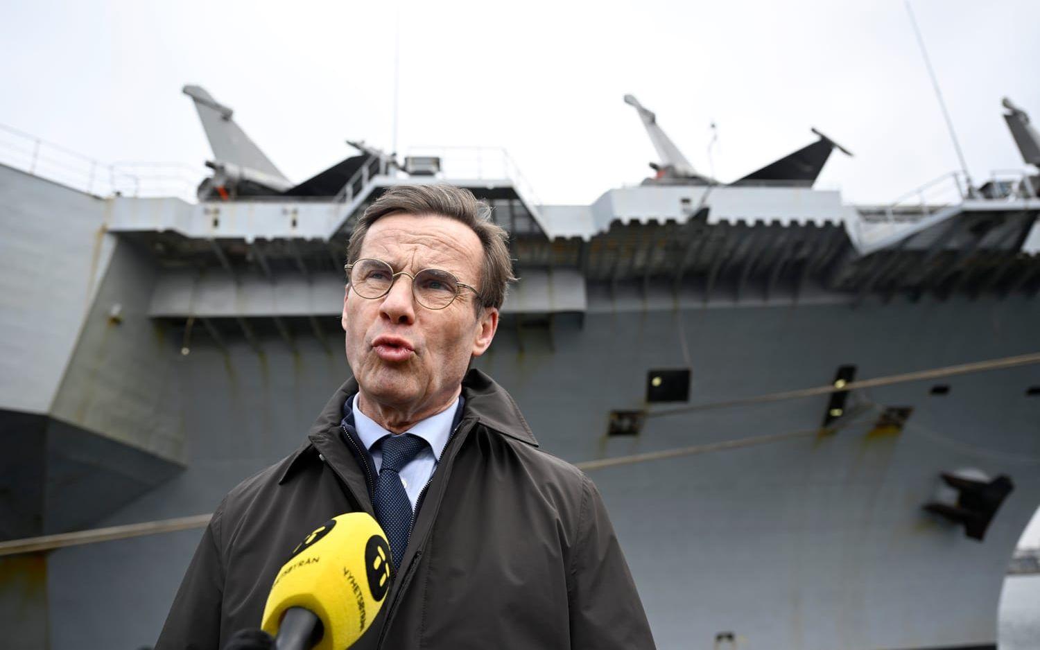 Statsminister Ulf Kristersson vid det franska hangarfartyget Charles De Gaulle. 