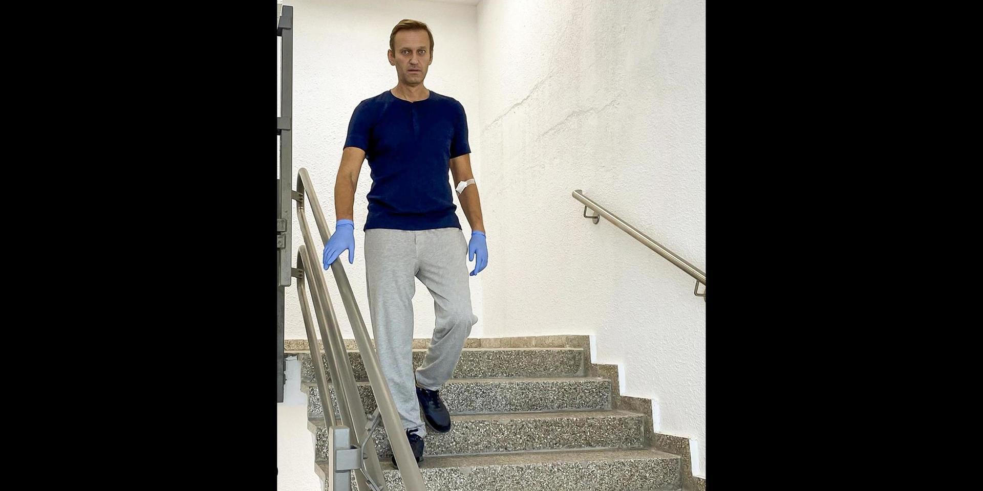 En bild på Navalnyjs Instagram visar hur han går i trappan på sjukhuset i Berlin. 