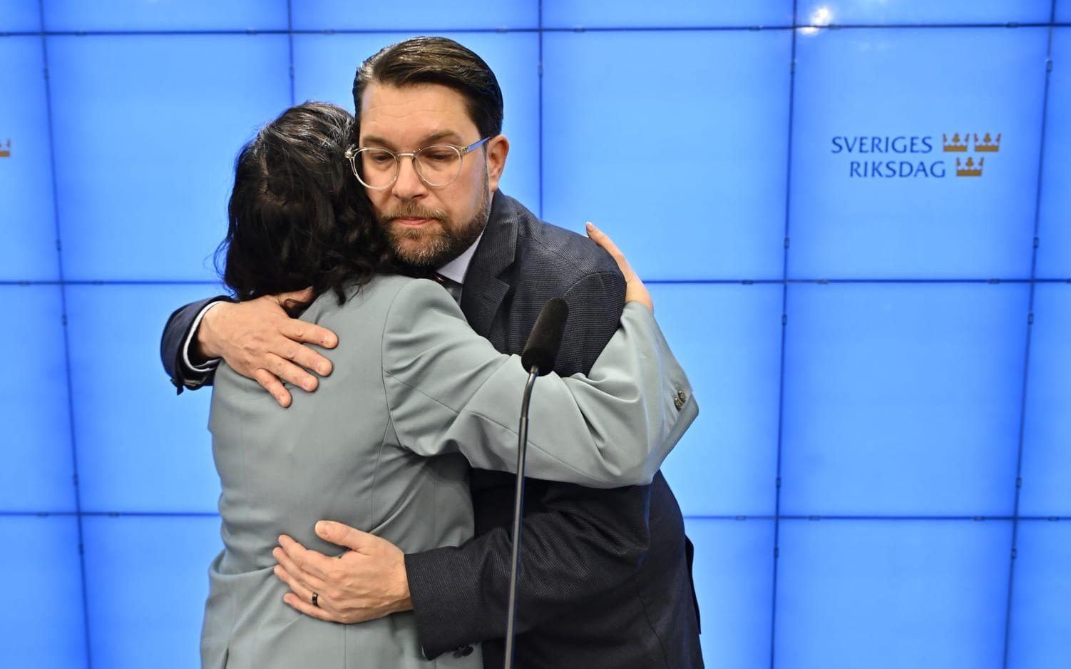 Liberalerna partiledare Simona Mohamsson (L) och Sverigedemokraternas Jimmie Åkesson (SD) på pressträffen.
