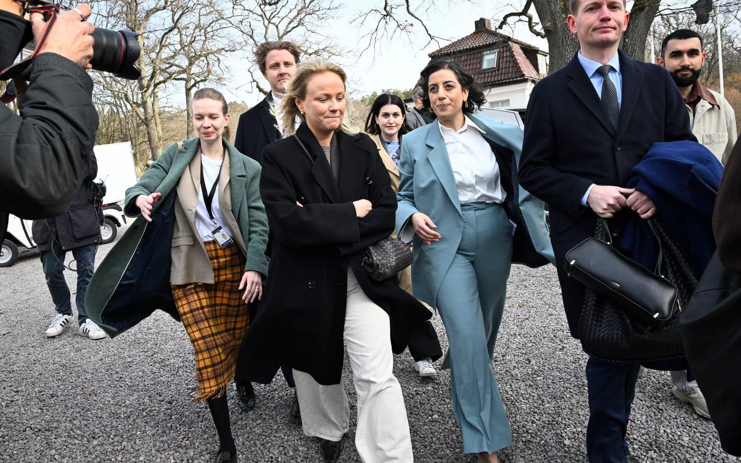 Partiledaren Simona Mohamsson på väg in till Liberalernas partistyrelsemöte under fredagen om SD och regeringsfrågan.