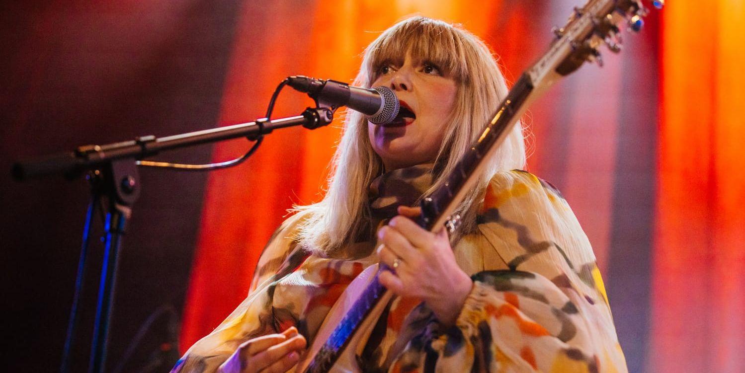 Anna Ahnlund på scen med sin gitarr. 