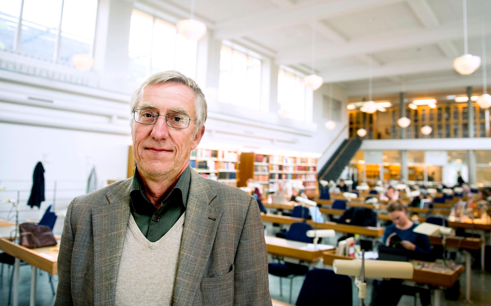 Lars Gunnar Andersson är professor emeritus i modern svenska vid Göteborgs universitet, tidigare expert i Språket i P1 och krönikör i GP. 