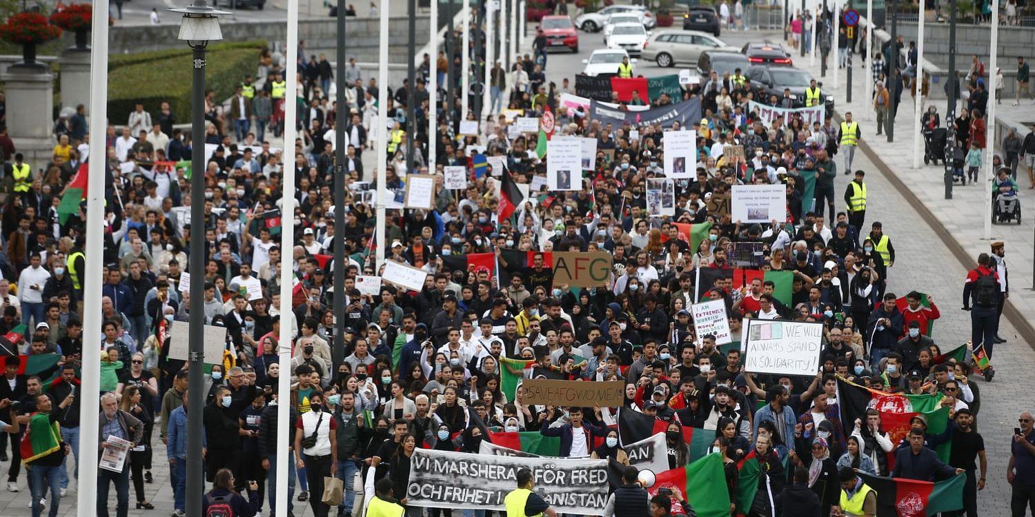 Flera hundra personer samlades i Stockholm för att demonstrera mot talibanernas maktövertagande i Afghanistan.