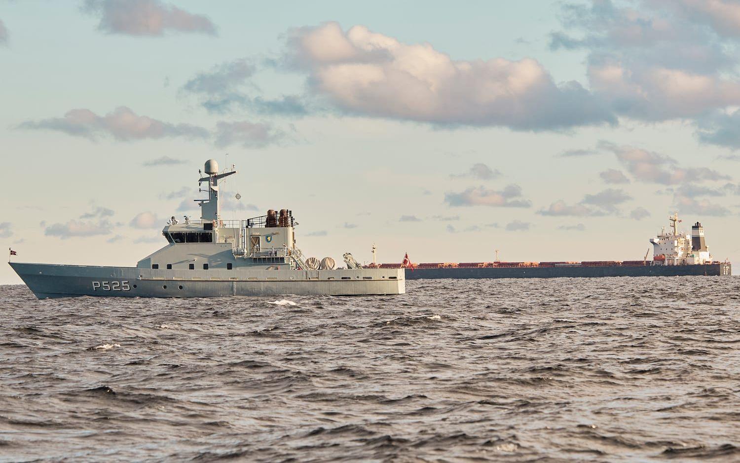 Det kinesiska fartyget Yi Peng 3 övervakas av ett danskt flottfartyg, då det blivit intressant för utredningen av kabelbrotten på Östersjöns botten.