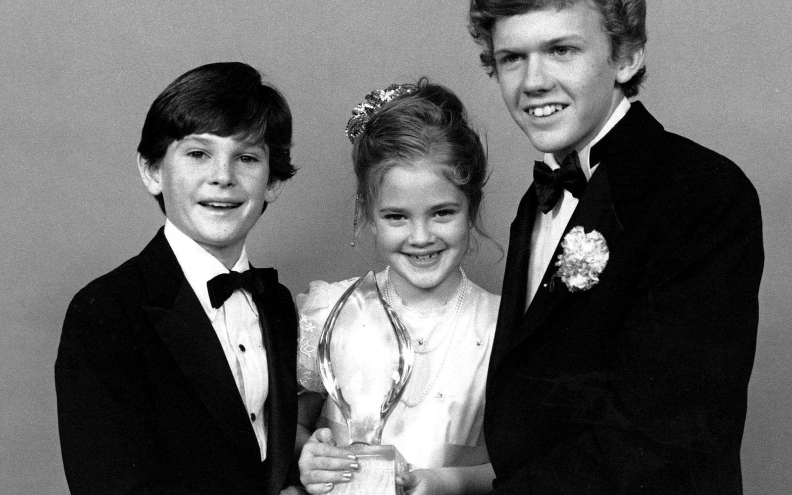 <strong>1983:</strong> Henry Thomas, Drew Barrymore och Robert MacNaughton med en Critic’s Choice Award. Foto: TT