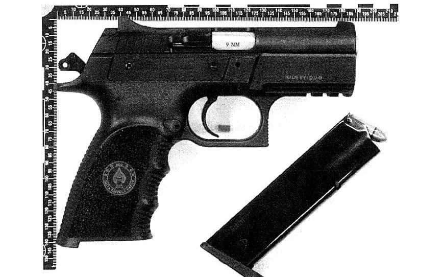 Bild från polisens förundersökning som föreställer vapnet som användes vid mordet på ett gym i Stockholm i mars.