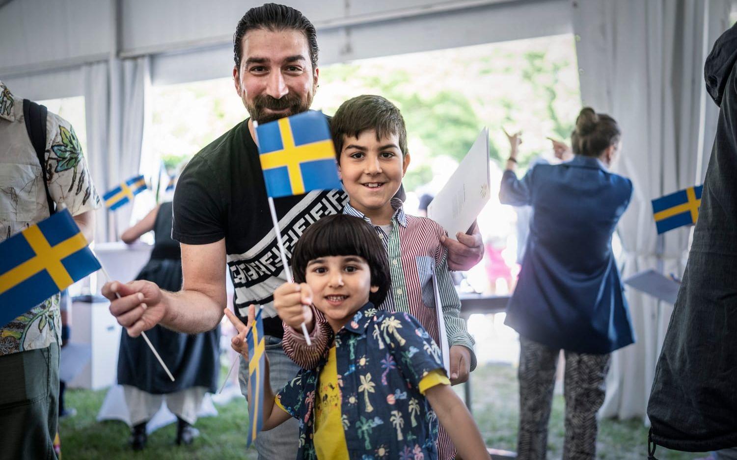 Hussein Heluani med sönerna Abdullah, 8 och Omar, 5, var i Slottsskogen för att fira sina nya medborgarskap. 
