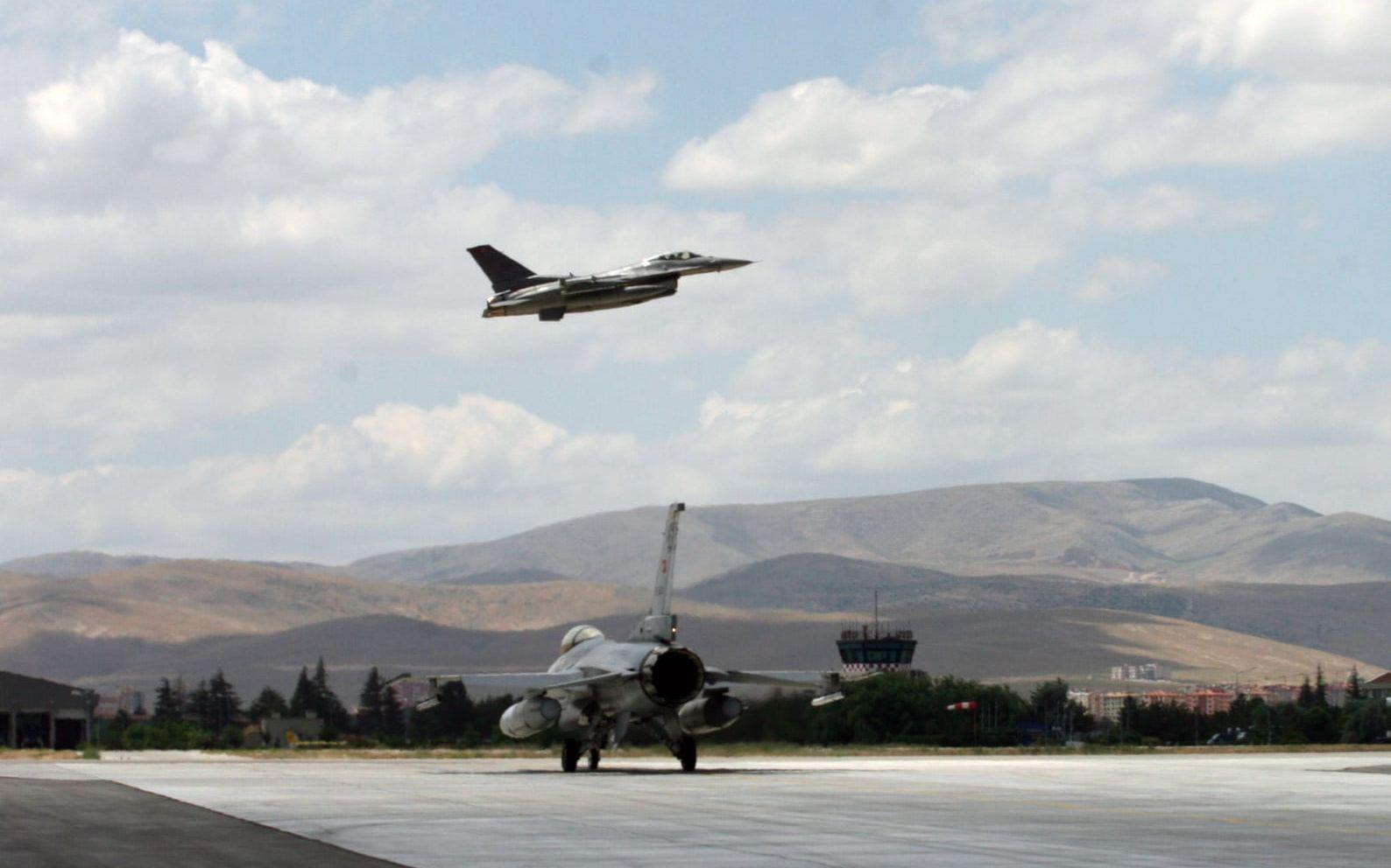 Ett turkiskt F-16-plan lyfter, i en bild från 2009.