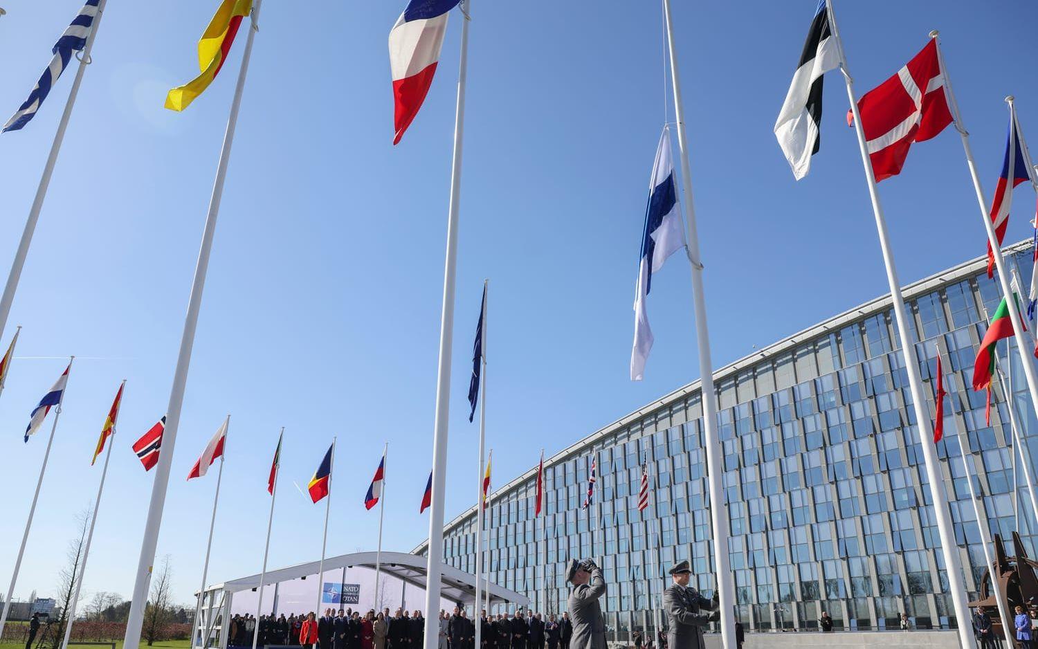 Finlands flagga hissas vid en ceremoni utanför Natohögkvarteret i Bryssel. Arkivbild.