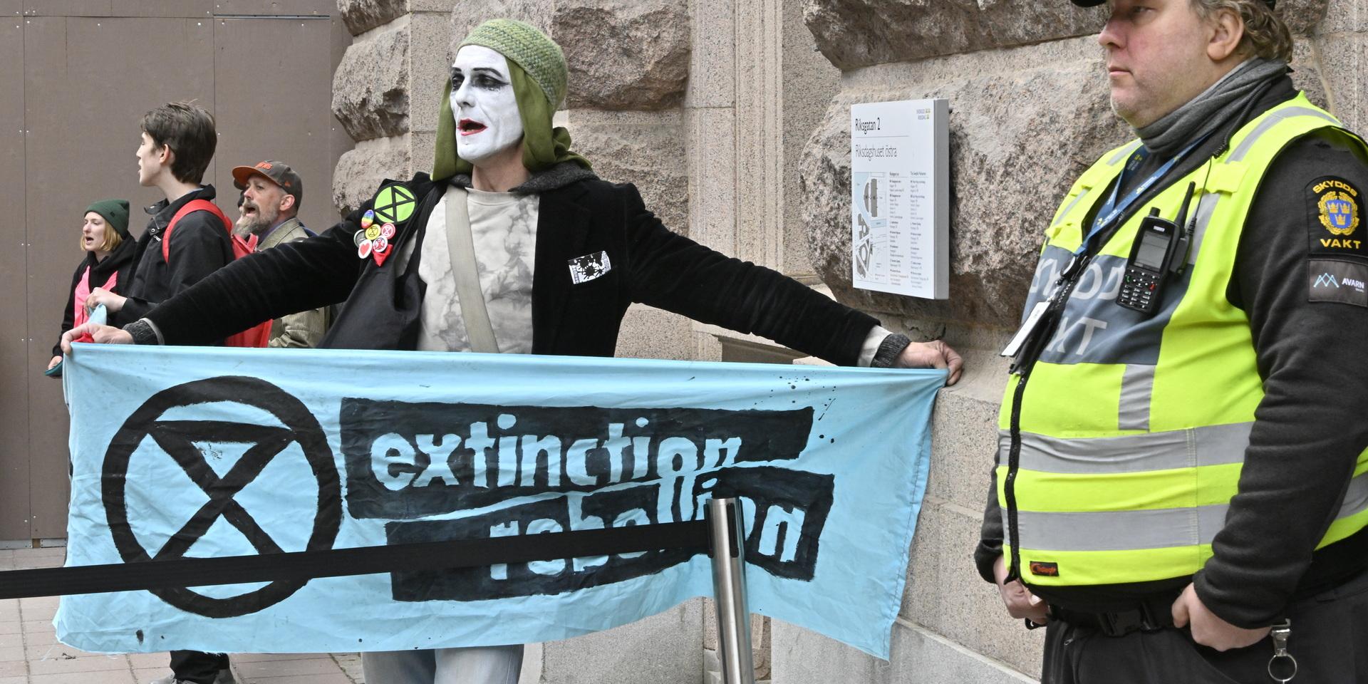 Extrema klimataktivister har på senare tid genomfört flera aktioner i Stockholm och väntas även slå till i Göteborg.  
