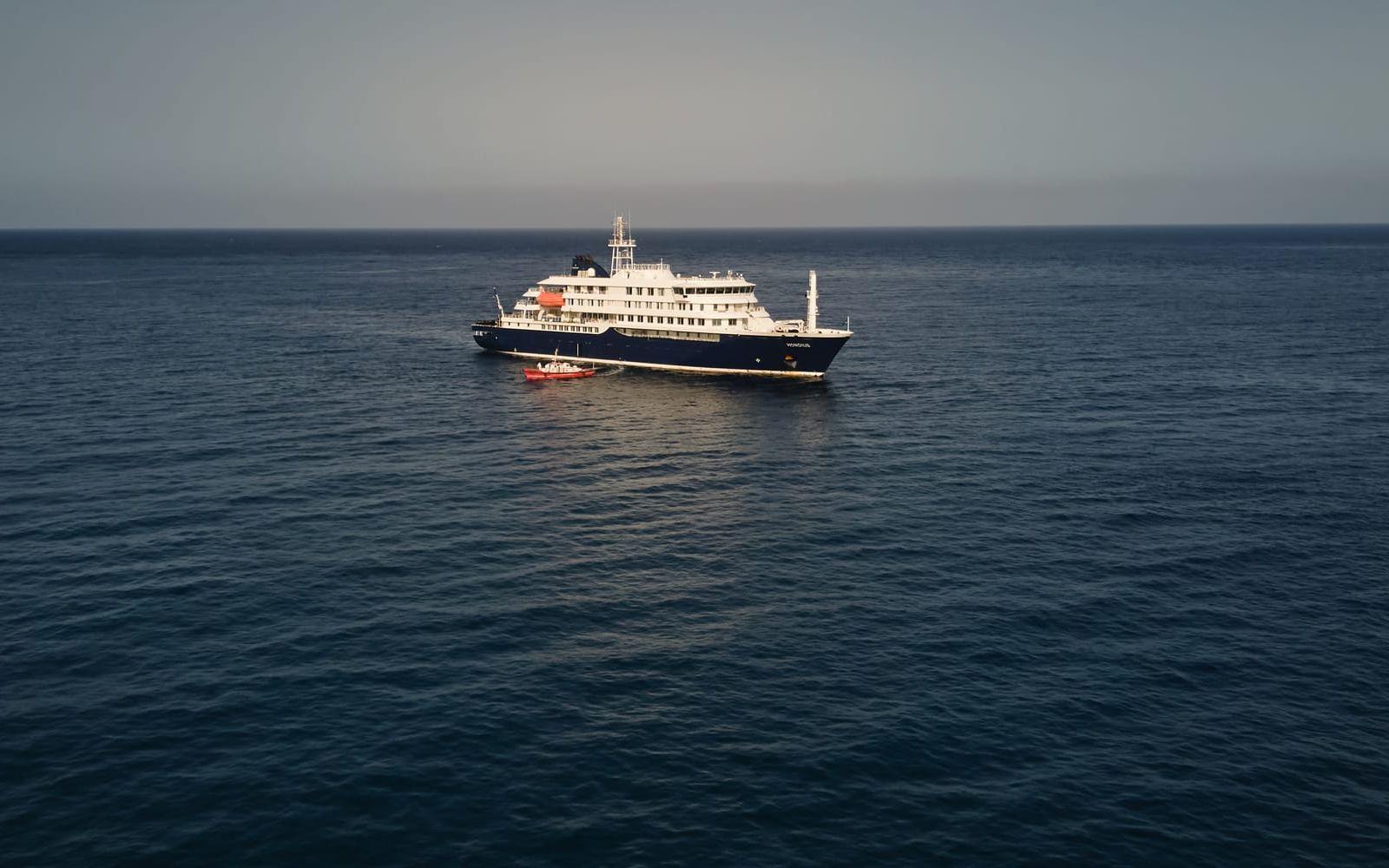 MV Hondius för ankar utanför Kap Verde på tisdagen.