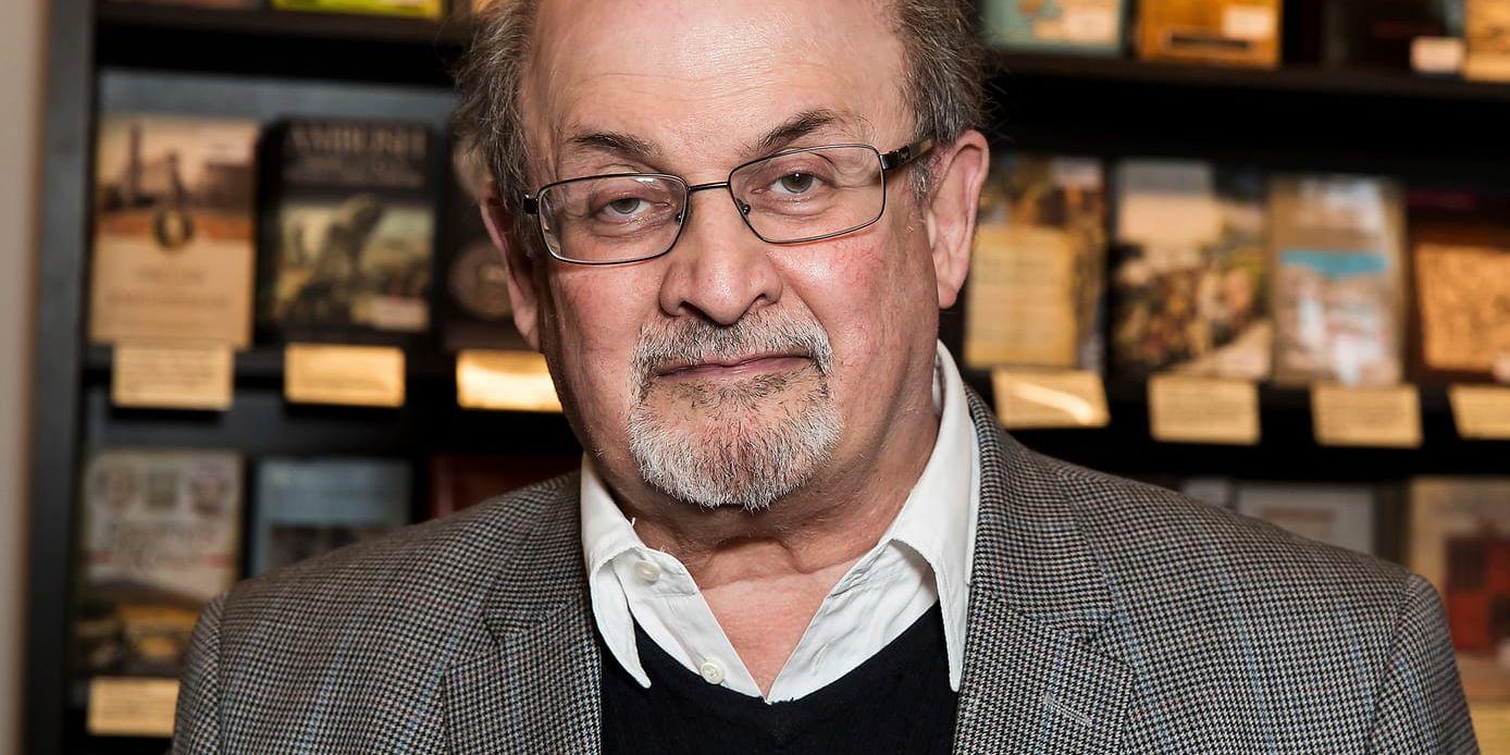 Författaren Salman Rushdie attackerades under en föreläsning och vårdas för allvarliga skador. Den svenska litteraturvärlden kommenterar dådet som kommit efter att Rushdie sedan 1980-talet levt under dödshot, en så kallad fatwa, med tre miljoner dollar i belöning. Arkivbild.