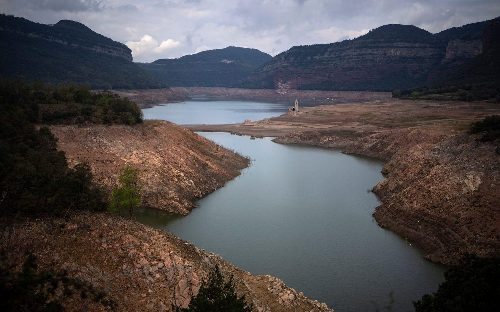 Vy över Sau-reservoaren norr om Barcelona. Vattnet i reservoaren är tydligt under normala nivåer. Enligt den spanska regeringen kommer den extrema torkan bli ett långsiktigt problem för landet.