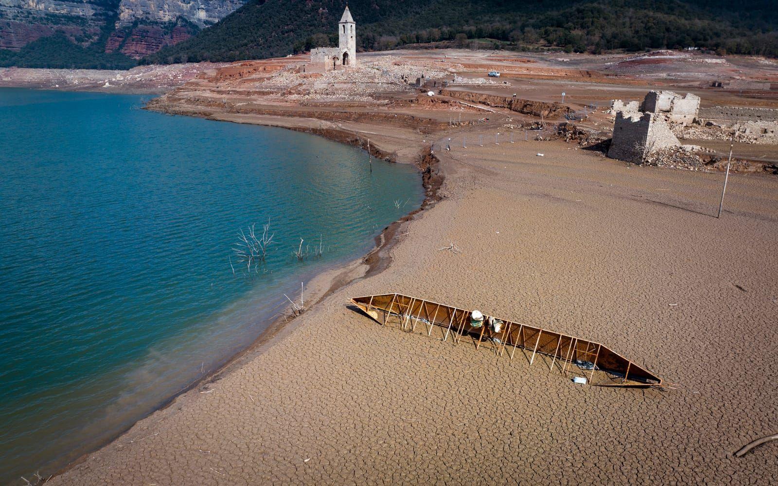 I mars månad var Sau-reservoaren på en nioprocentig kapacitet jämfört med normalt. Kyrkan på bilden brukar normalt sett vara under vatten, en rest från en gammal medeltida by som tidigare legat där, rapporterar CNN.