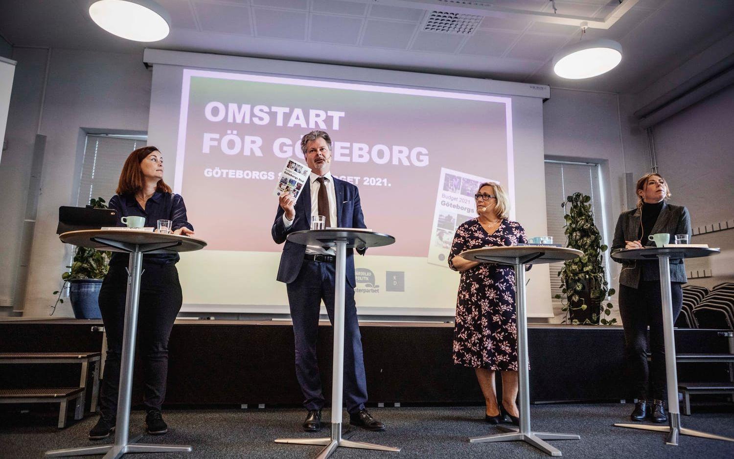 Alliansen presenterar Göteborgs budget 2021. Gruppledare Emmyly Bönfors (C), Axel Josefson (M), Helene Odenjung (L), Elisabet Lann (KD) under pressträffen. 
