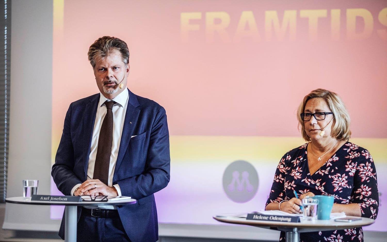 Alliansen presenterar Göteborgs budget 2021. Axel Josefson (M) och Helene Odenjung (L) under pressträffen. 