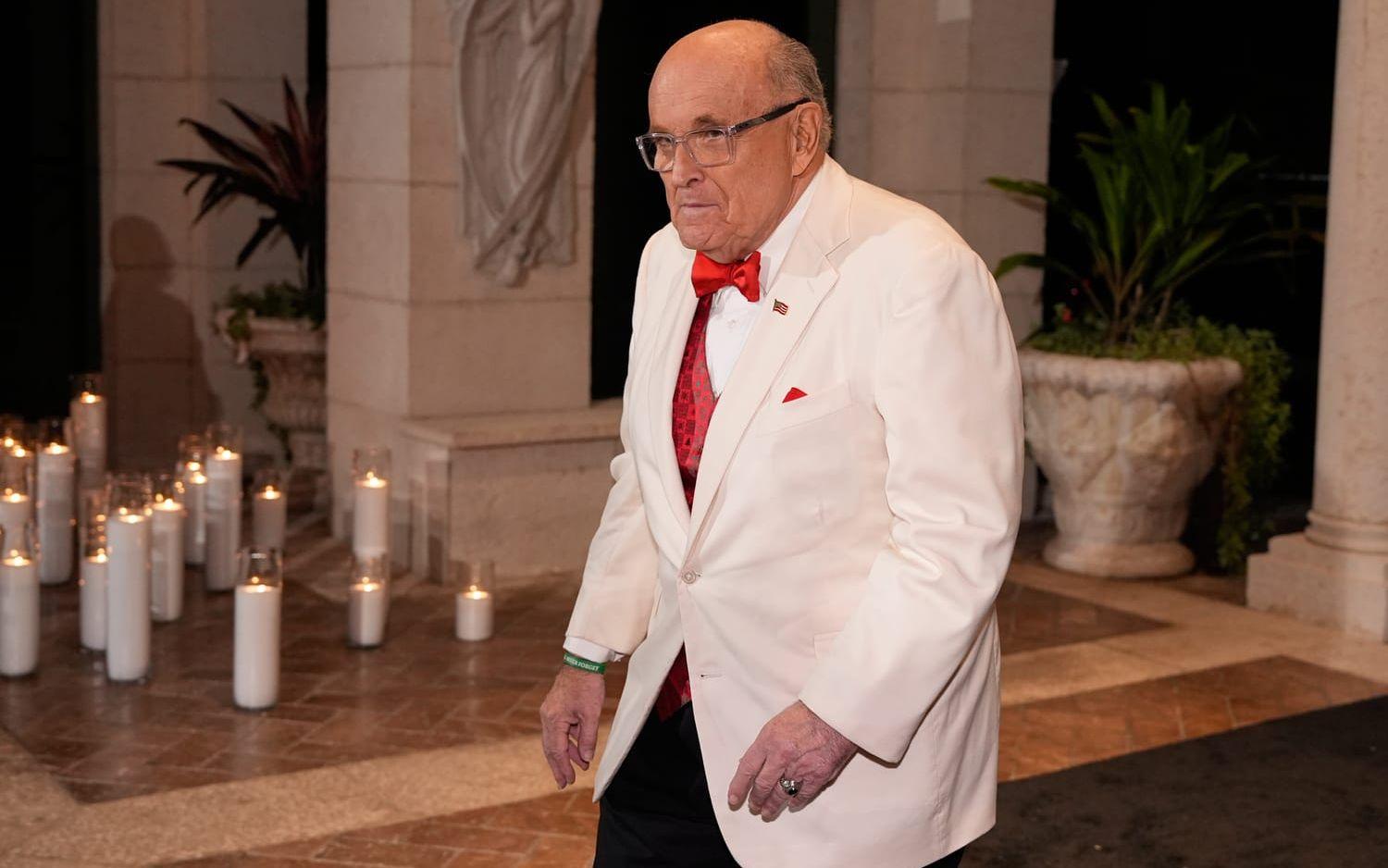 New Yorks tidigare borgmästare Rudy Giuliani, på bild när han anlände till president Donald Trumps nyårsfirande på residenset Mar-a-lago. 
