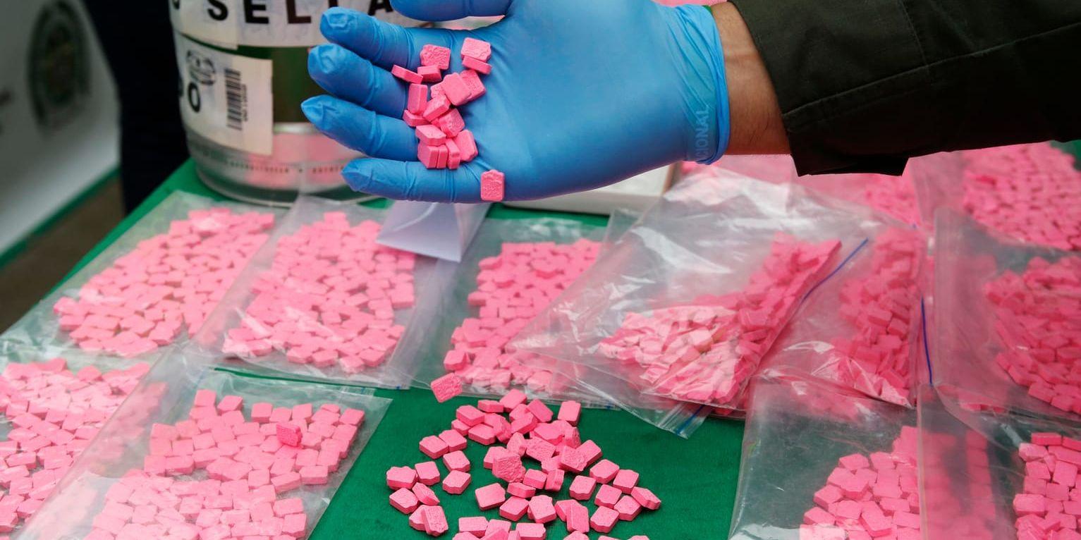 Polisen visar upp MDMA-tabletter från ett tidigare drogtillslag i Colombia. Arkivbild. 