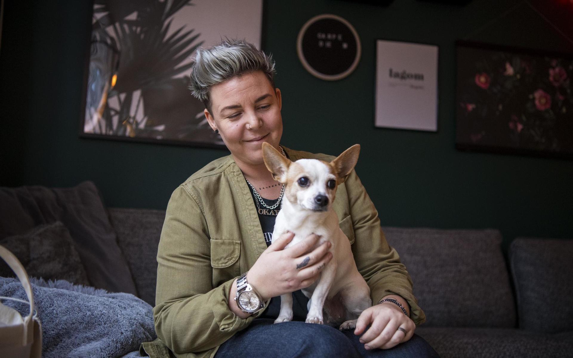 Caroline och hunden Mixie.