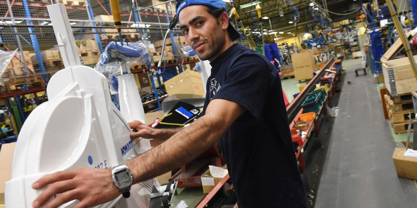 Khalid Faqirzadeh, asylsökande från Afghanistan, har fast jobb på cykelfabriken Monark Exercise i Vansbro. Här monterar han träningscyklar.