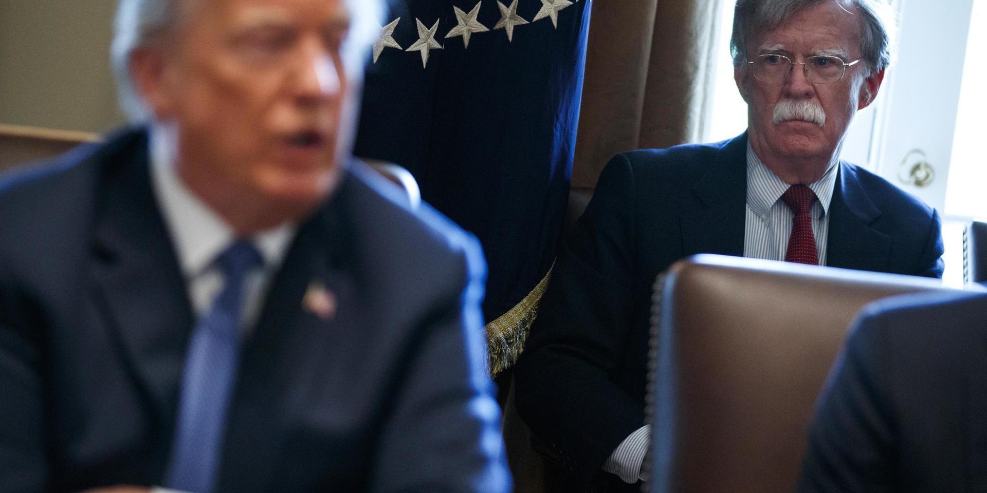 John Bolton lyssnar på president Donald Trump vid ett möte i Vita huset 2018. Arkivbild.